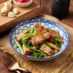 ผัดคะน้า หมูกรอบ (ไม่มีข้าว)