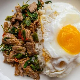 ข้าวกระเพราเนื้อ+ไข่ดาว
