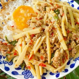 ข้าวกระเพราหน่อไม้หมูสับ+ไข่ดาว