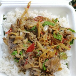 ผัดกระเพราหน่อไม้ดอง