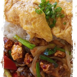 ข้าวหมูกรอบผัดพริกเผาไข่ข้น
