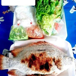 ซุ้มปลาเผา ตรงข้ามโรงแรมคริสตัลพาเลซ