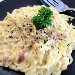 พาสต้าเบคอนคาโบนาร่าซอสครีมเห็ด