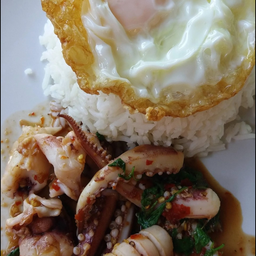 ข้าวราดเพราหมึก ไข่ดาว