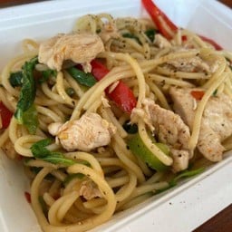 มาม่าผัดขี้เมา ( ไก่ )