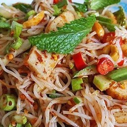ยำขนมจีน(หมูสับ,หมูยอ,ถั่วคั่ว,กุ้งแห้ง,ปลากรอบ)