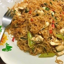 มาม่าผัดกะเพรา (ไก่)