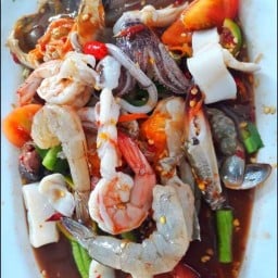 ยำแซ่บ สารพัดตำยำ ตลาดรุ่งโรจน์