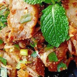 ลาบหมูกรอบ