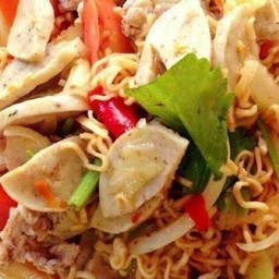 ยำมาม่าหมูสับหมูยอ