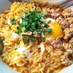 มาม่าทรงเครื่องหมูสับใส่ไข่