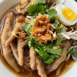 ก๋วยจั๊บส้มตำน้องมาร์ติน