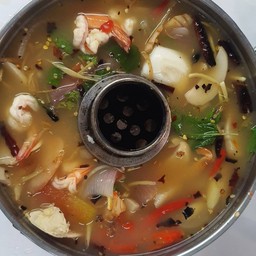 ต้มยำโป๊ะแตก (กุ้งหมึกปูม้า)