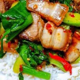 คะน้าหมูกรอบ