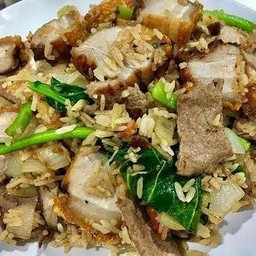 ข้าวผัดหมูกรอบ โบราณ