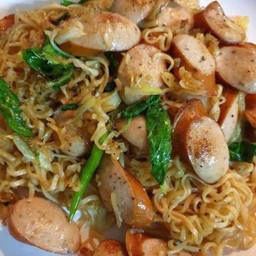 มาม่าผัดขี้เมา (ไส้กรอก)