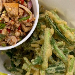 ยำผักบุ้งกรอบ