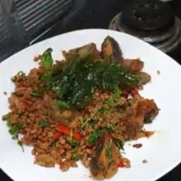 กะเพราไข่เยี่ยวม้า