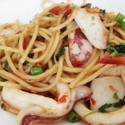สปาเก็ตตี้กะเพรา (ปลาหมึก)