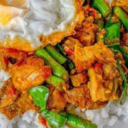 ผัดพริกแกงหมูกรอบ