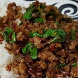 กะเพราเนื้อเป็นกับ