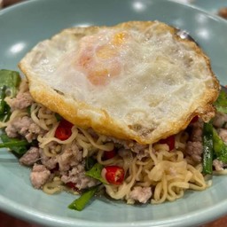 ยำมาม่าหมูสับไข่ดาวกรอบ