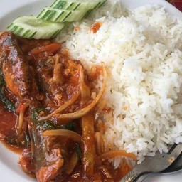 ผัดเผ็ดปลากระป๋องราดข้าว