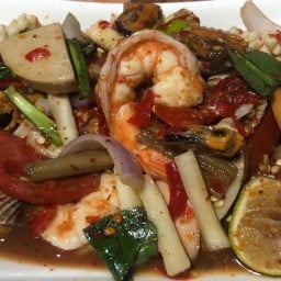 กะเพราหมูอ้วน