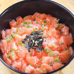 ข้าวหน้าแซลม่อนสับ