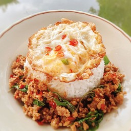 กะเพราหมูสับ ราดข้าว