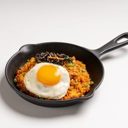 ข้าวผัดกิมจิใส่หมูและไข่(Kimchi Boggumbap)