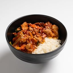 หมูผัดซอสโกชูจังใส่ผักเสริ์ฟบนข้าว +เครื่องเคียง3อย่าง (Jaeyuk Deopbap)