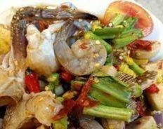 ส้มตำเหลารวมมิตร(ปูม้า,กุ้งดิบ,หมึก,ไหลบัว,หมูยอ,หอยดอง)ปลาร้า