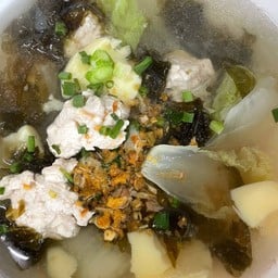 แกงจืดเต้าหู้หมูสับสาหร่าย (กับข้าว)