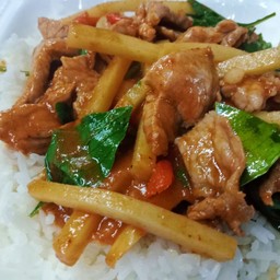 ผัดพริกแกง