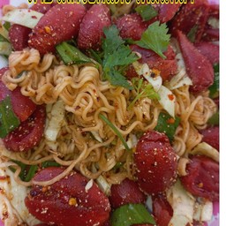 ลาบเบะหมี่FFราดไส้กรอกแดงทอด