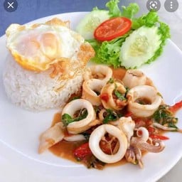 กระเพราปลาหมึก ราดข้าว