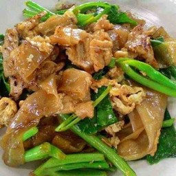 เส้นใหญ่ผัดซีอิ้วหมู