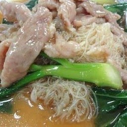 เส้นหมี่ราดหน้าหมู