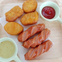 นักเก็ตไส้กรอกไก่รมควัน