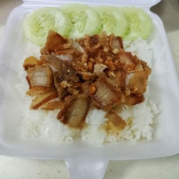 หมูกรอบทอดกะเทียมราดข้าว
