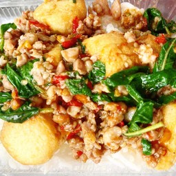 กะเพราเต้าหู้ทอดหมูสับ ราดข้าว