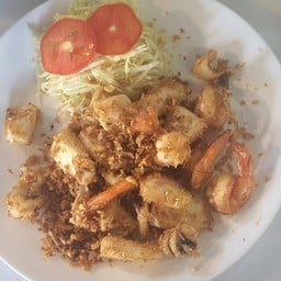 กุ้งหมึกทอดกระเทียม