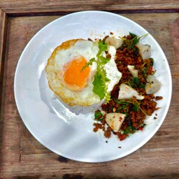 กระเพราลูกชิ้นปลา + หมู+ไข่ดาว