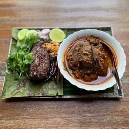 "Kan Jin"rice with"Nam Ngiew"Curry