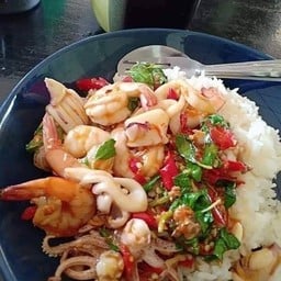 กะเพราทะเลราดข้าว