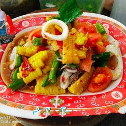 ตำข้าวโพดใส่ปลาหมึก