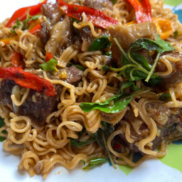 มาม่าผัดกะเพรา ( เนื้อตุ๋น )