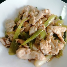 ไก่ผัดพริกหยวก กับข้าว