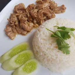 หมูกระเทียม ราดข้าว